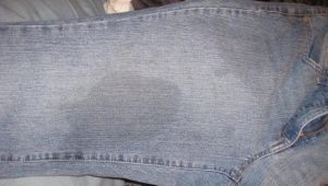 Hvordan vaske en fettete flekk på jeans?