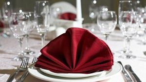 Hvor vakkert foldes servietter på festbordet?