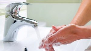 Hoe het schuim met handen te wassen?