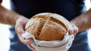 Kuinka ottaa leipää: haarukalla tai kädellä?