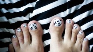 Zwart-witte pedicure: maximale contrasten