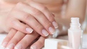 Franse manicure beige en melkachtige schaduwen