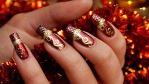 Rød manicure med guld: kongelig luksus og elegant