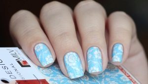 Idéias da moda de combinar cores azuis e brancas em manicure