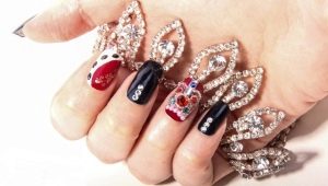 Ideas de estilo para la manicura con una corona de diamantes de imitación.
