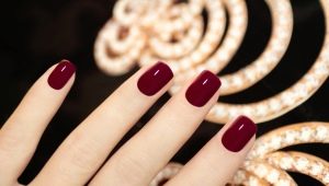 Manicure vermelho escuro: opções de design e tendências da moda