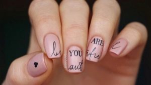 Variantes de uma linda manicure com inscrições nas unhas