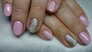 Varianten van roze manicure met glitters