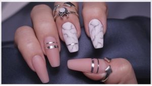 Nagels in de vorm van doodskisten - een nieuwe controversiële trend in manicure