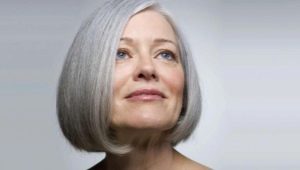 Potongan rambut pendek yang tidak memerlukan gaya, untuk wanita selepas 50 tahun