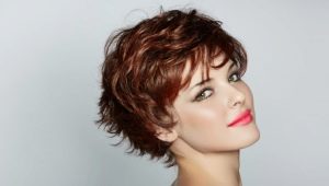 Kvelds frisyrer for kort hår: funksjoner, valg, opprettelse og dekorasjon