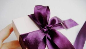 كيفية ربط الشريط على هدية؟