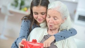 هدايا للجدة لمدة 80 عامًا: أفضل الأفكار والتوصيات للاختيار