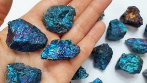 Chalcopyrite: egenskaper og farger av mineral, opprinnelse og anvendelse