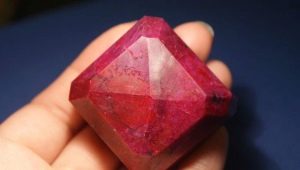 Umělý rubín: co to je a jak ho odlišit od přírodního kamene?