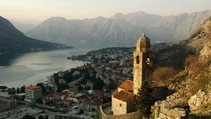 Představuje rekreaci ve městě Kotor v Černé Hoře