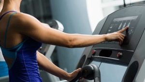 Bagaimana untuk menghidupkan treadmill di gim dan menyesuaikannya?