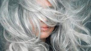 Pilka plaukų spalva: atspalviai, spalvų pasirinkimas, dažymo patarimai