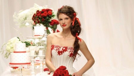Esküvői ruhák piros elemekkel