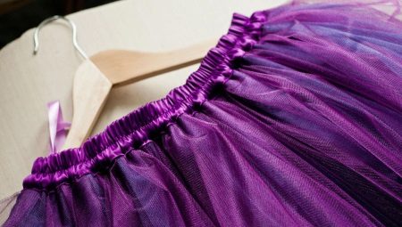 Kjol med elastik är en universell sak i varje tjejs garderob.