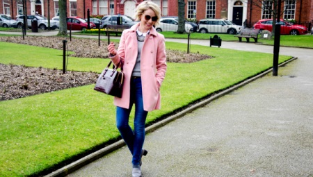 Wat kan ik dragen met een roze erwtenjas?