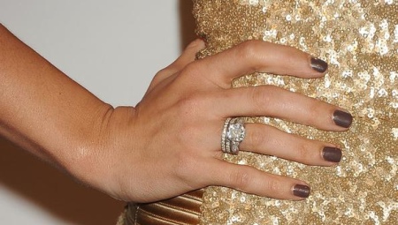 Qual dedo é o anel de noivado?