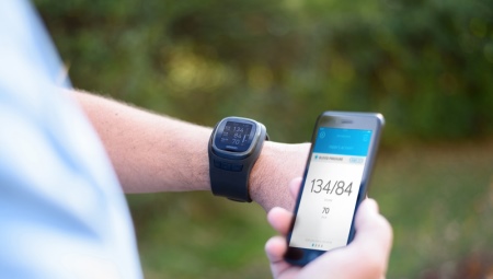 Relógio esportivo em forma de pulseira com monitor de freqüência cardíaca, pedômetro e tonômetro