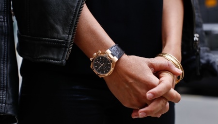 Jam tangan dengan chronograph