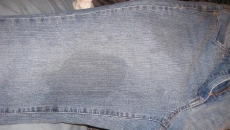 Jak umýt mastnou skvrnu na džínách?