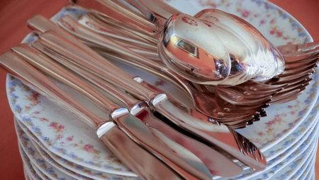 Hvordan rengjør gafler og skjeer hjemme?
