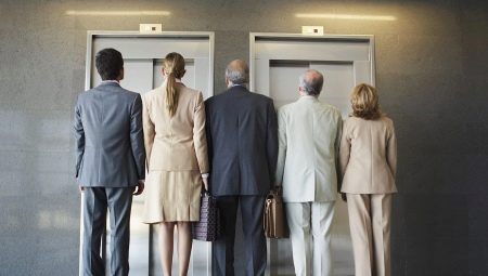 Kenen pitäisi olla ensimmäinen, joka astuu hissiin etiketin sääntöjen mukaisesti?