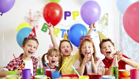 Registro de uma mesa das crianças no aniversário