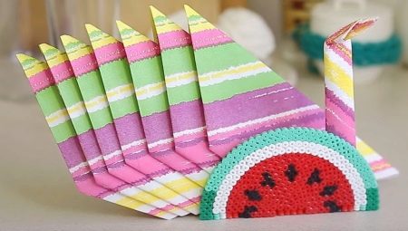 Comment joliment plié des serviettes en papier sur la table de fête?