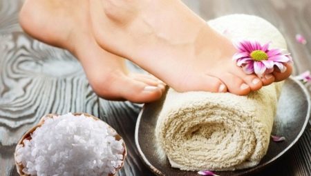 מלח אמבטיות עבור הרגליים: היתרונות ואת הנזק, טיפים על הכנה ושימוש
