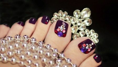 Pedicure dengan rhinestones pada kaki - pilihan reka bentuk