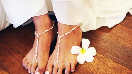 Memilih reka bentuk pedicure putih dengan rhinestones