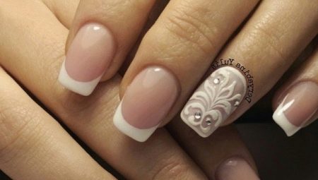 Witte french met een patroon op de nagels: originele ideeën en relevantie