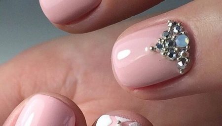 Manicure beige dengan rhinestones: idea reka bentuk kuku sederhana dan mewah