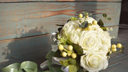 Brudbukett gjord av konstgjorda blommor: fördelarna och nackdelarna med kompositionen, alternativ för skapandet