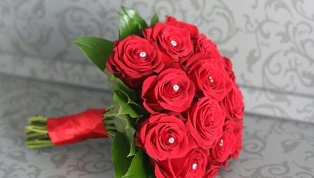 Brudebuket af røde roser: Design ideer og finesser valgfri