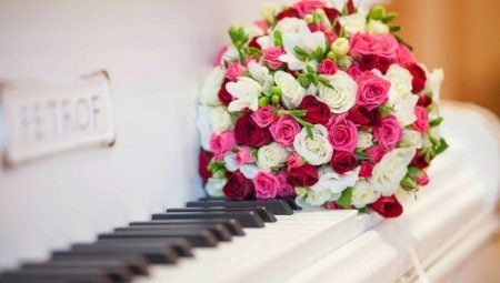Sejambak pengantin dari bunga ros mawar: idea reka bentuk dan kombinasi dengan bunga lain