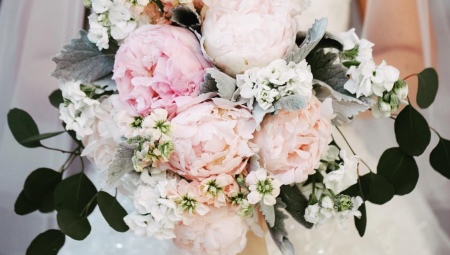 Menyasszonyi csokor bazsarózsa rózsák