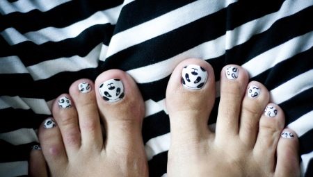 Pedicure hitam dan putih: kontras maksimum