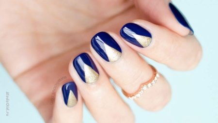 Manicure Blue dengan Reka Bentuk Emas