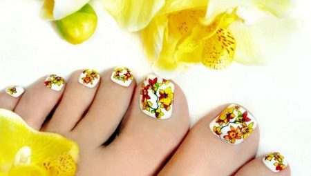 Idee per creare un'insolita pedicure floreale