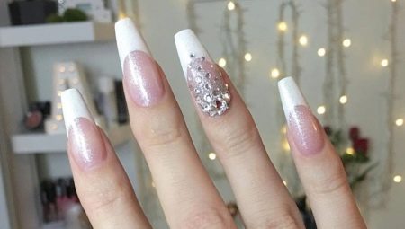 Ideas to create a white manicure with sparkles