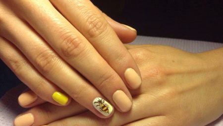 Idea manicure terang dengan lebah