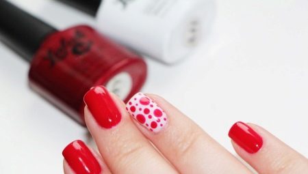 Opzioni di design interessanti e insolite manicure color scarlatto