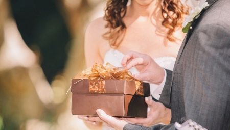 Welke geschenken worden aan de gasten aangeboden tijdens de bruiloft van de pasgetrouwden?