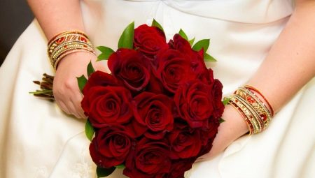 باقة الزفاف الحمراء: التفاصيل الدقيقة للألوان والتصميم